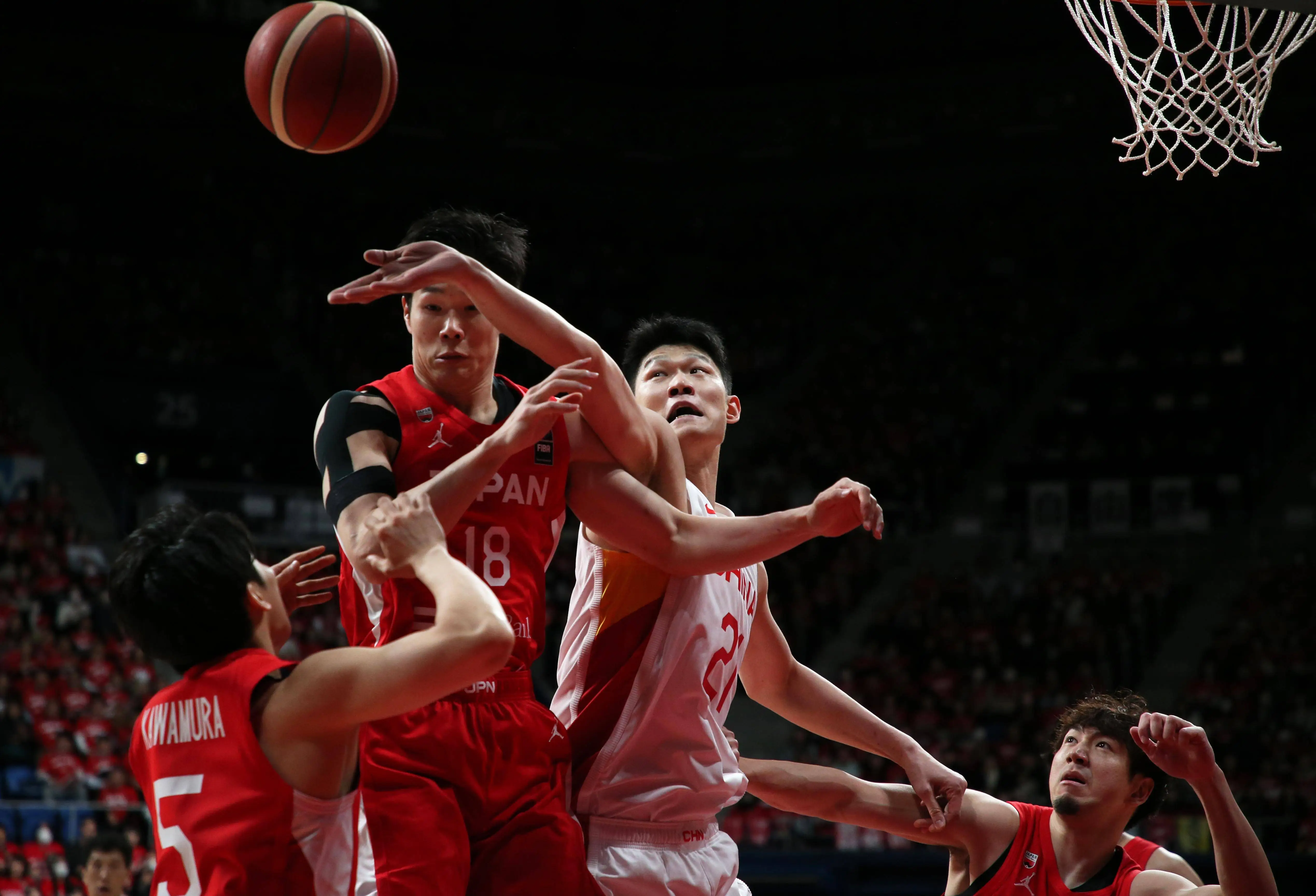 男篮亚洲杯预选赛结果：中国男篮在客场比赛中以73比76不敌日本队。
