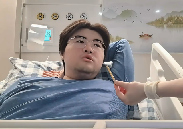 姿态复播时间延后，因手术疼痛无法直播，圈内好友分享最新动态！