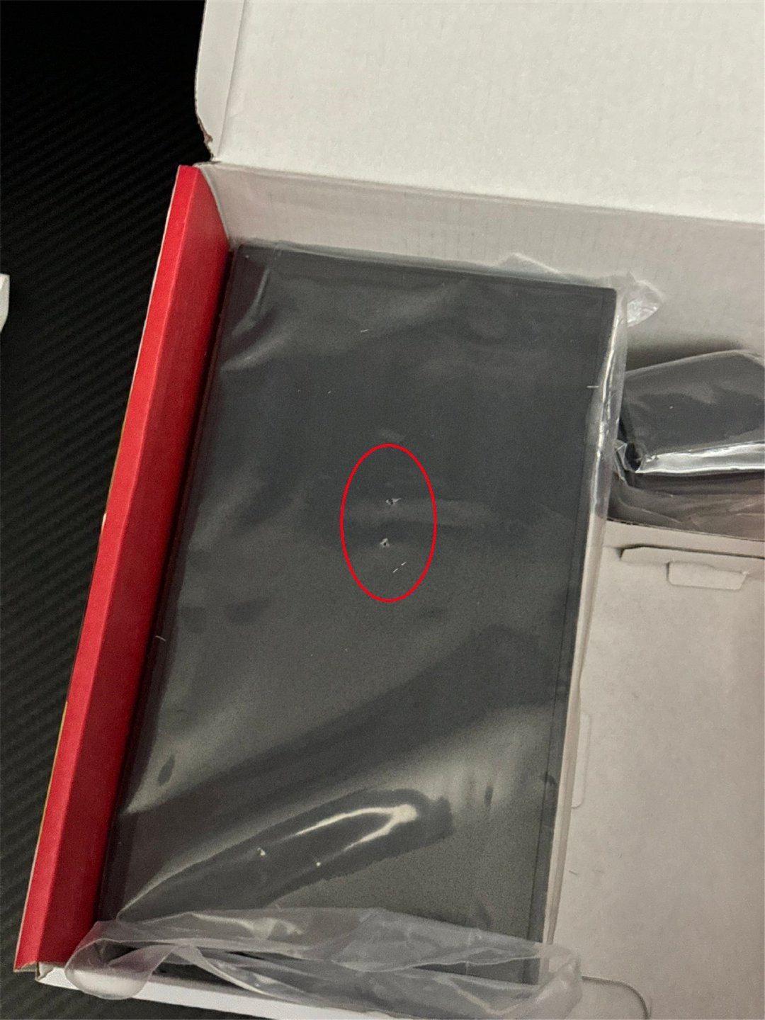 《被订书针破坏的《女巫2》屏幕现状如何？事故纪念组拍摄作品售价惊人》